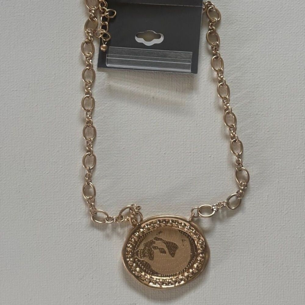 Gold Coin Medallion Chain Necklace – Vintage Style Statement Jewelry